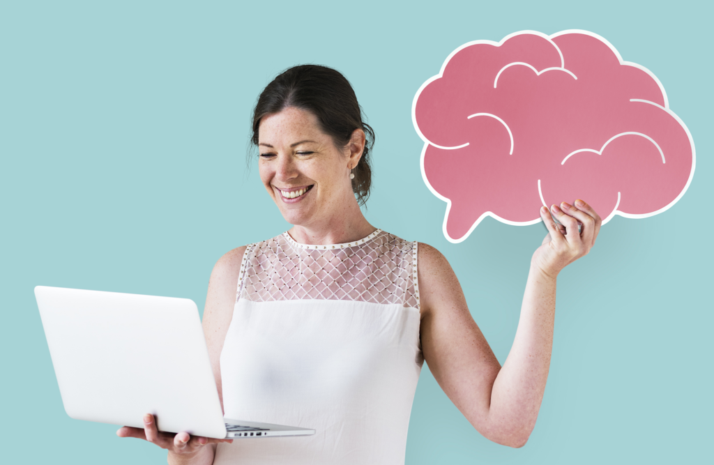 mostrar uma mulher em pé trabalhando com um notebook na mão e um cartaz da imagem de um cérebro na outra mão demonstrando a multitarefa das mulheres