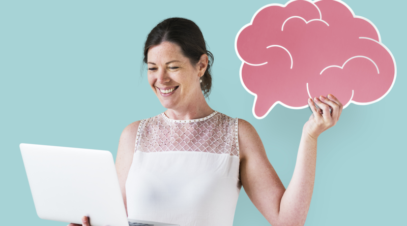 mostrar uma mulher em pé trabalhando com um notebook na mão e um cartaz da imagem de um cérebro na outra mão demonstrando a multitarefa das mulheres