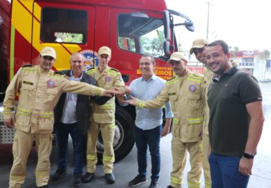 FROTA: Novo caminhão de combate a incêndios para Corpo de Bombeiros de Jacarezinho