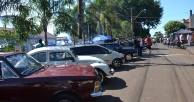 6º Encontro de Carros Antigos de Andirá reúne mais de 200 veículos e atrai público regional