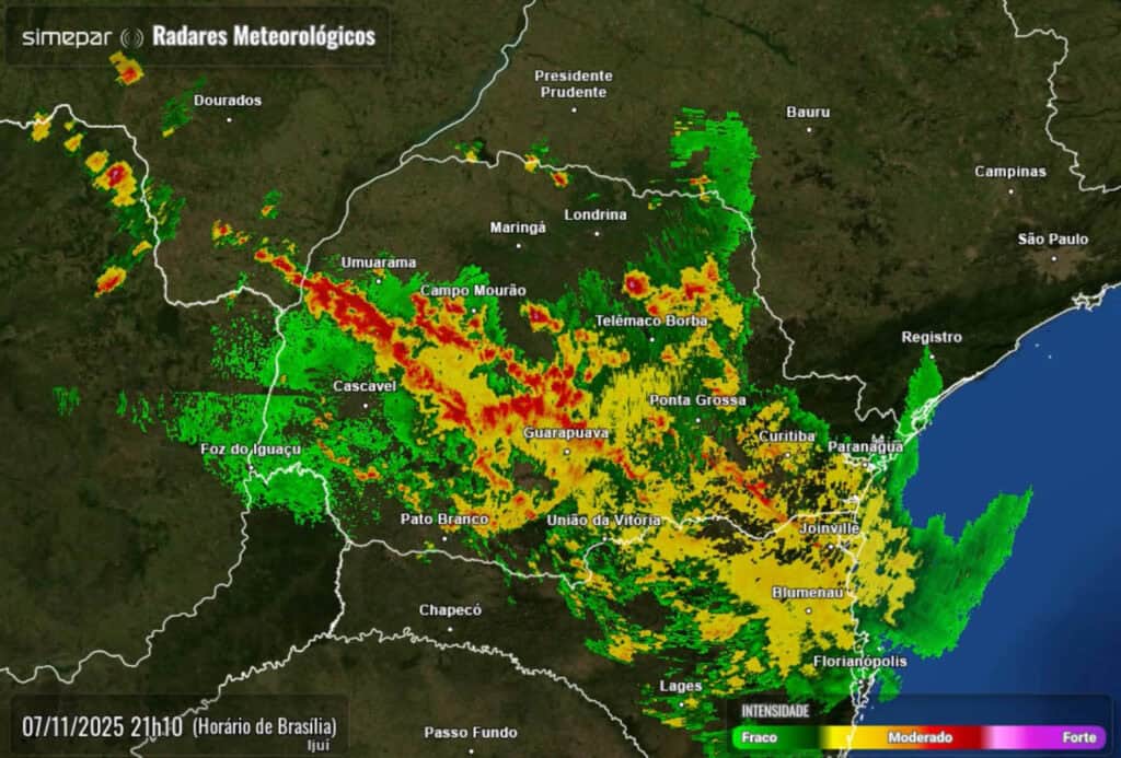 Radar meteorológico com chuva intensa na região norte do Paraná, incluindo Curitiba e Florianópolis.