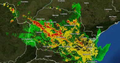 Radar meteorológico com chuva intensa na região norte do Paraná, incluindo Curitiba e Florianópolis.