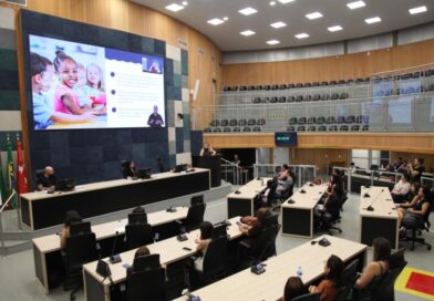 Professores e diretores participam de audiência pública sobre o Programa de Férias Escolares em Londrina