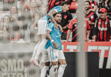 Tubarão vence o Athletico na capital e está na final do Paranaense