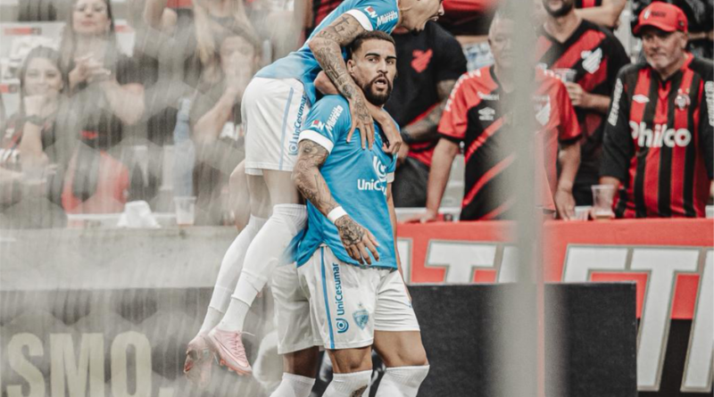 Tubarão vence o Athletico na capital e está na final do Paranaense