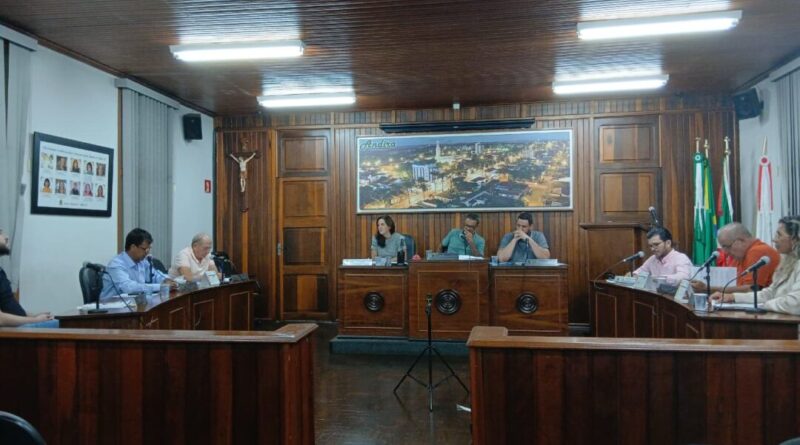Câmara de Andirá analisa projetos de crédito e homenagens em sessão ordinária