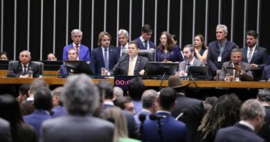 Congresso derruba veto e reduz penas de condenados por tentativa de golpe