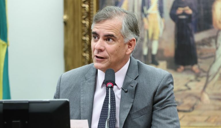 CCJ aprova propostas como fim da escala 6X1 e redução da maioridade penal no primeiro semestre