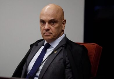 MORAES DETERMINA INÍCIO DO CUMPRIMENTO DA PENA DE EDUARDO BOLSONARO E CANCELAMENTO DE PASSAPORTES