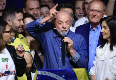 Lula é reeleito presidente após disputa acirrada com Flávio Bolsonaro