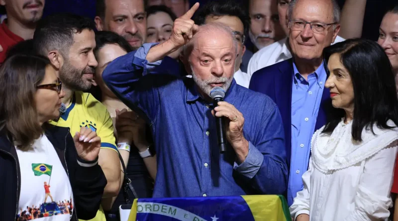Lula é reeleito presidente após disputa acirrada com Flávio Bolsonaro