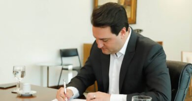 Ratinho Junior assina decreto que estabelece regras da transição para governador eleito