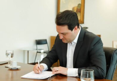Ratinho Junior assina decreto que estabelece regras da transição para governador eleito