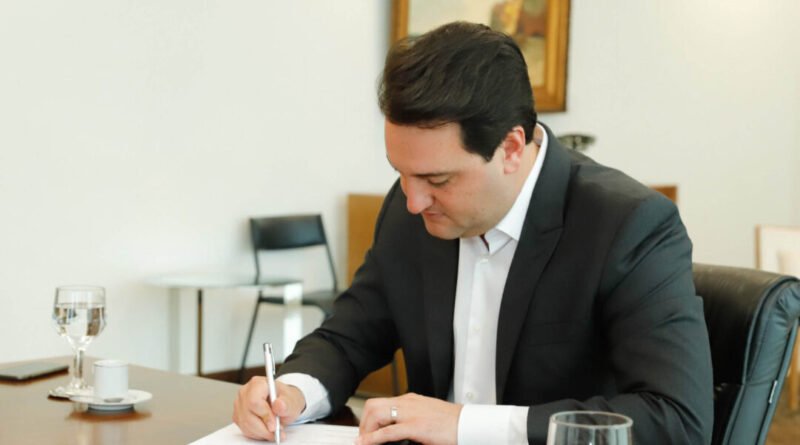 Ratinho Junior assina decreto que estabelece regras da transição para governador eleito